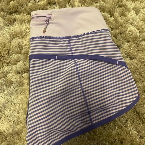 Women’s Lululemon Shorts Size 4 - Picture 3 of 3